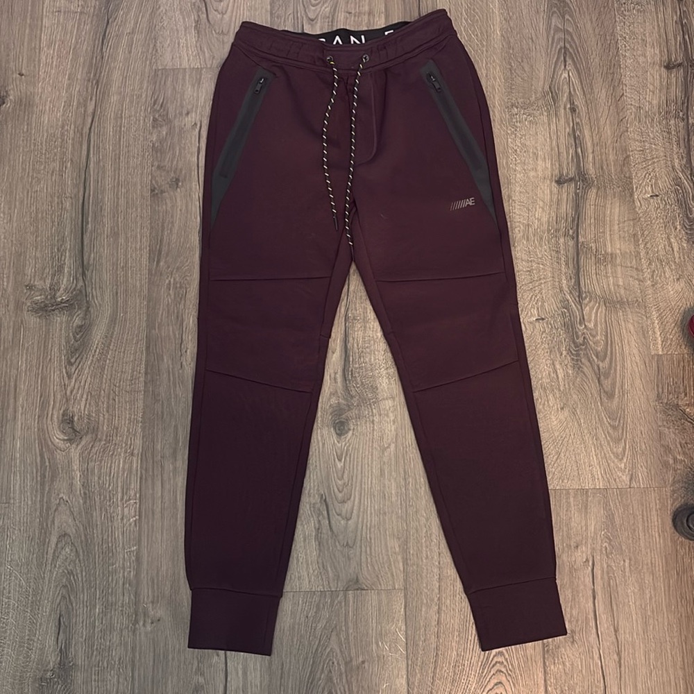 American Eagle Sweatpants
Size: S
Color: Burgundy